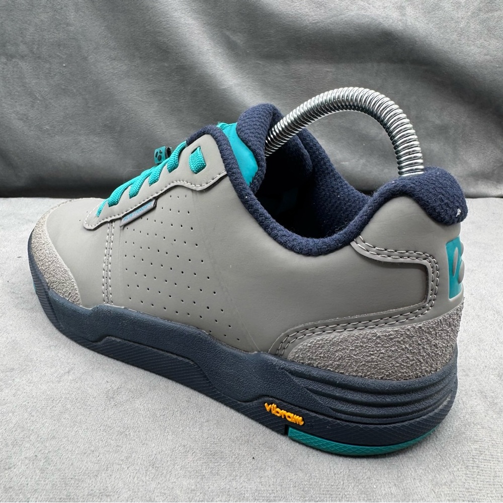Bontrager Flatline Women’s Size 7.5 MTB Shoes Gravel Teal Vibram Sole - Picture 6 of 14